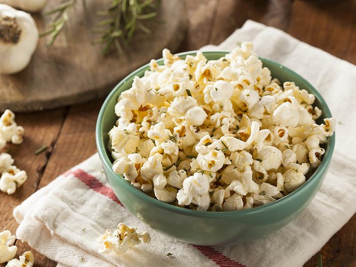 Essayez une recette provençale de popcorn santé.