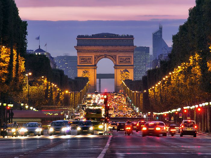 L'avenue des Champs-Élysées est l'une des rues les plus populaires au monde.
