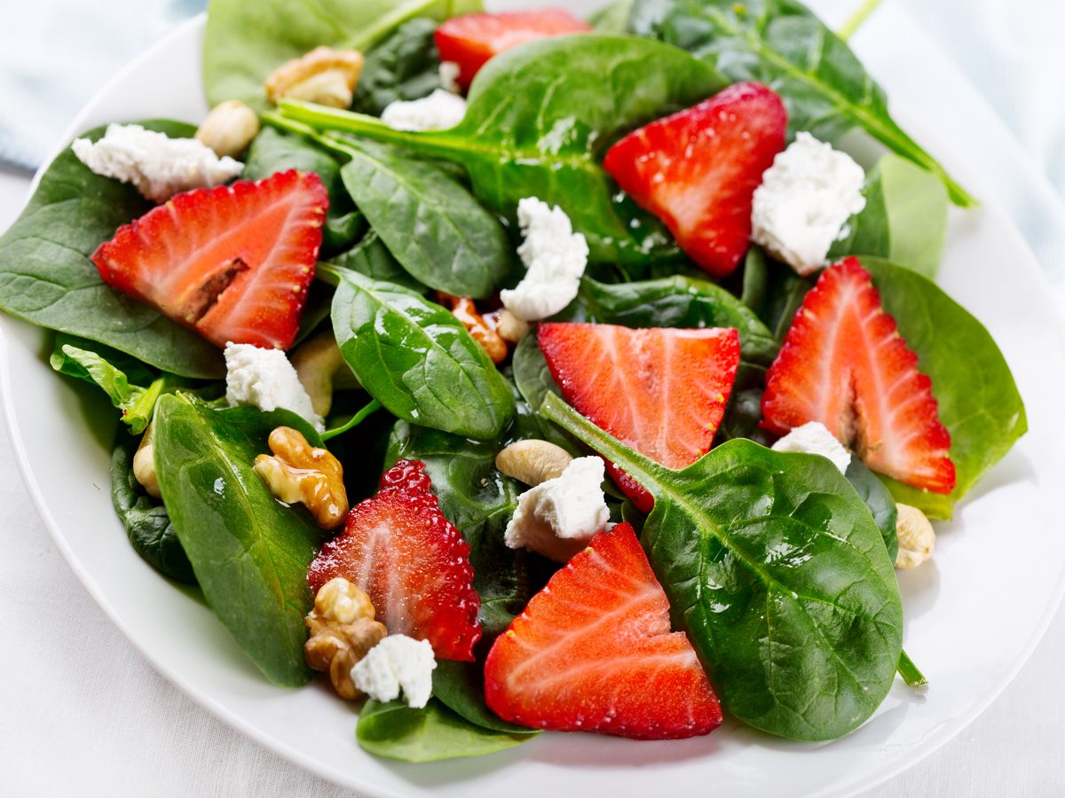 Salad,with,strawberry,,spinach,leaves,and,feta,cheese