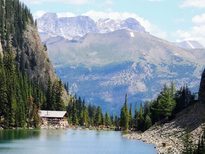 Le sentier du lac Louise en Alberta est l'une des randonnées à faire au Canada.