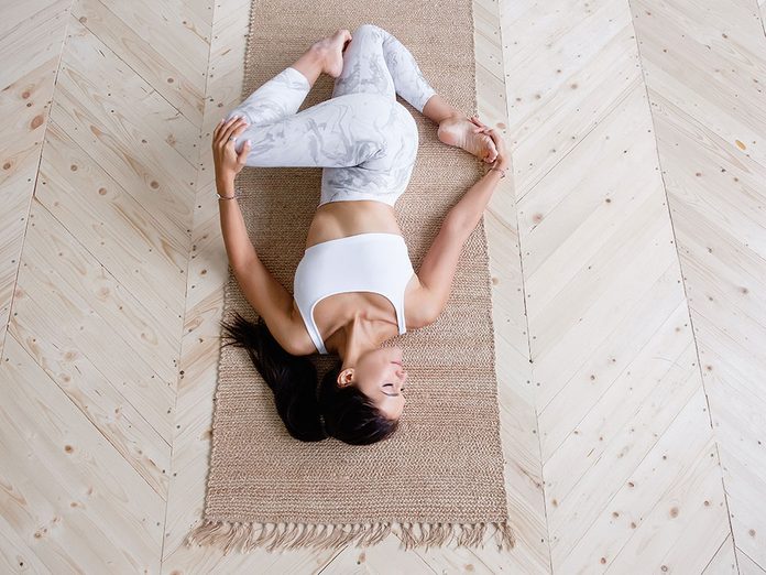 Testez la supta Matsyendrasana, une position de yoga qui aide contre l'anxiété.