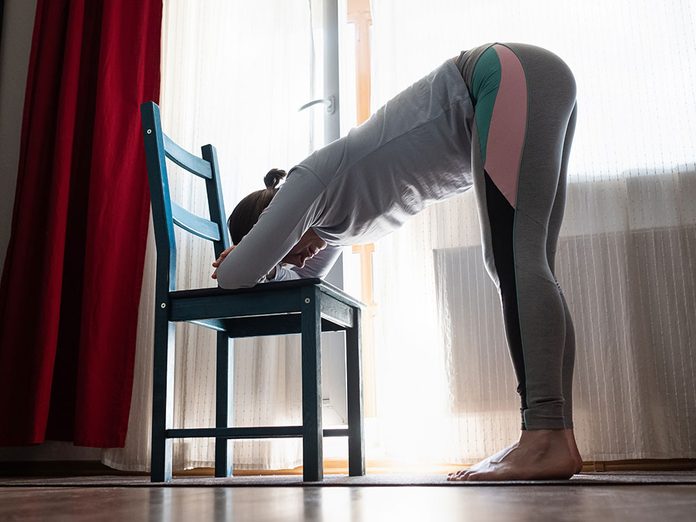 Testez l'uttanasana, une position de yoga qui aide contre l'anxiété.
