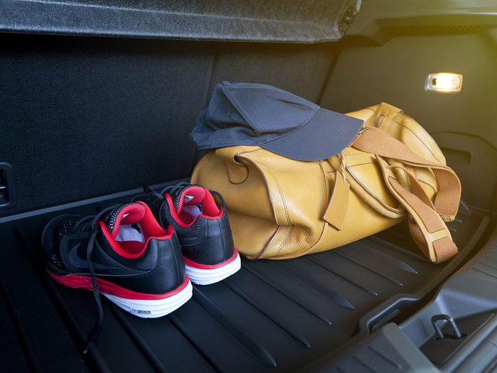 Un porte-chaussures peut être utile lors d'un voyage en voiture.