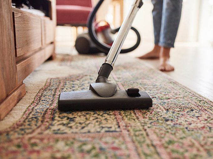 Traitement de l'asthme: nettoyer régulièrement les tapis et les conduits d’air.