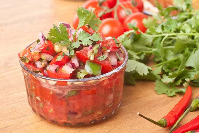 Idée coupe-faim : trempez des tranches de concombre dans de la salsa.