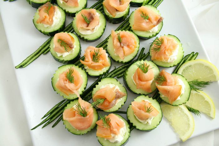 Coupe-faim : prenez une tranche de concombre et de saumon.
