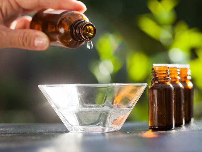 Utiliser l'huile d'arbre à thé pour éliminer les furoncles.