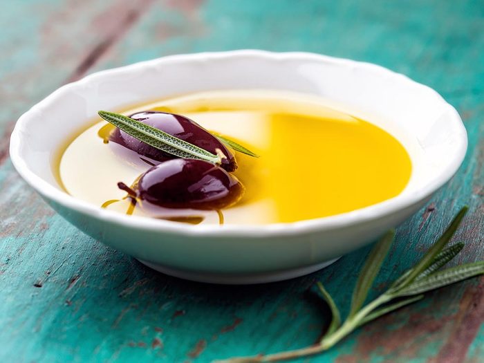 Parmi les aliments anti-inflammatoires, on retrouve l’huile d’olive.