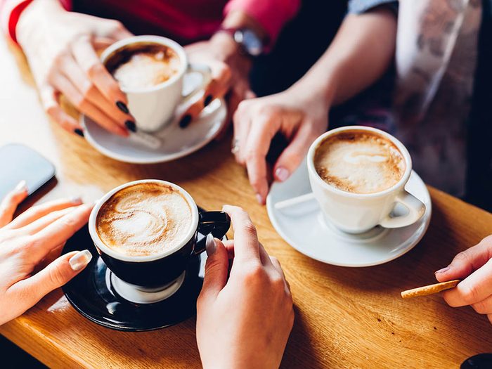 Consommer du café peut aider à garder un cerveau en santé.