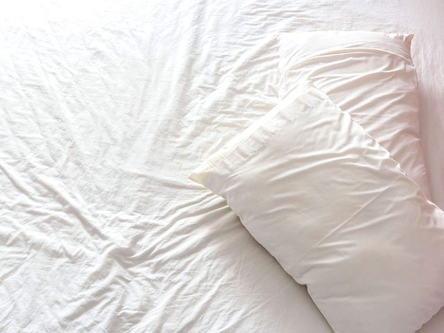 Punaises de lit: vous apercevez des taches sombres sur vos draps ou sur votre taie d'oreiller.