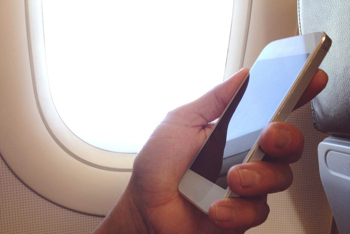 Cellulaire dans l'avion: un danger.