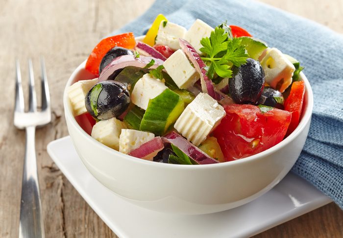 Une salade grecque comme idée repas de lunch