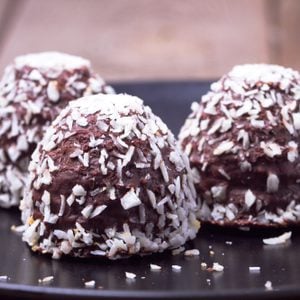 Recette de « Truffes » à la noix de coco et au chocolat (sans cuisson)