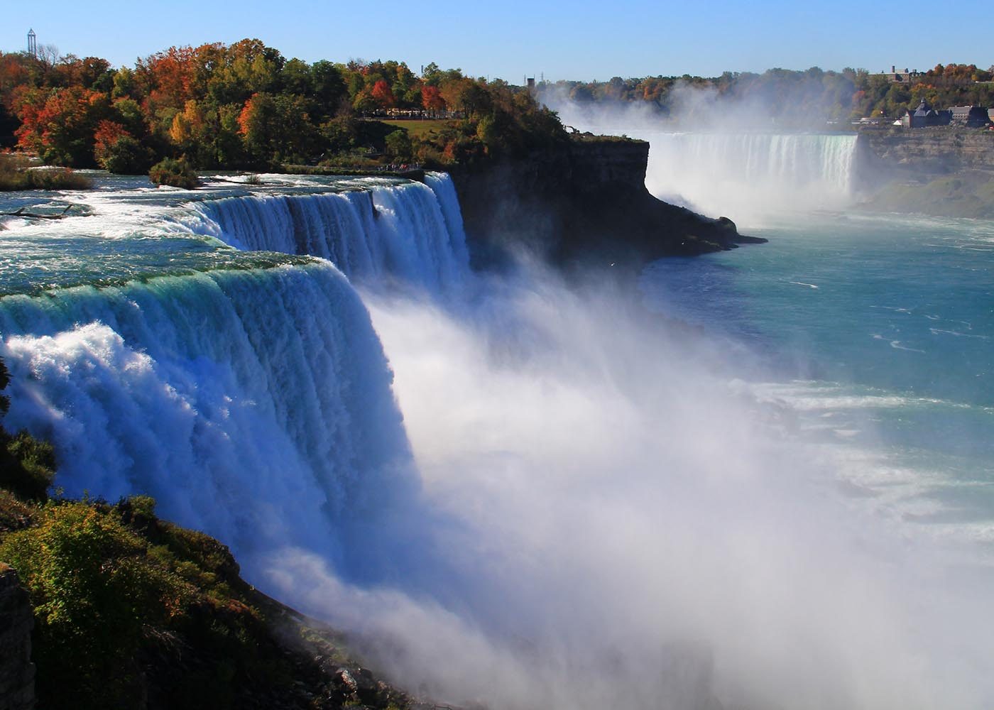 Lors d'un voyage au canada, passez par les chutes du Niagara.