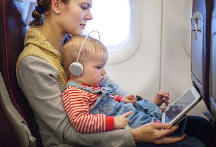 Voyager avec un bébé sur soi dans un avion.
