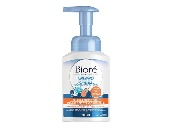 La mousse nettoyante au bicarbonate de soude et à l'agave bleue de Bioré est parfaite pour hydrater la peau sèche.