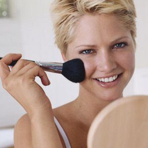 2. Plutôt que de refaire votre maquillage durant la journée, rafraîchissez-le