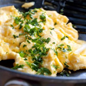 Mettez du fromage à la crème dans vos œufs