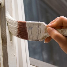 5. Enlever des traces de peinture sur les vitres