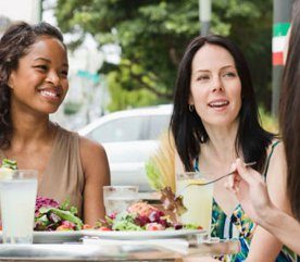 Régime inefficace: il vous interdit de manger en compagnie de vos amis et des membres de votre famille.