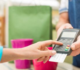 4. Utiliser les cartes de crédit des commerces pour bénéficier des rabais en n'effectuant que les paiements minimums.  