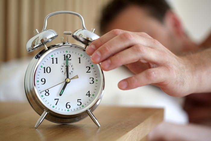 2. Réglez votre réveille-matin 15 minutes avant de vous lever.