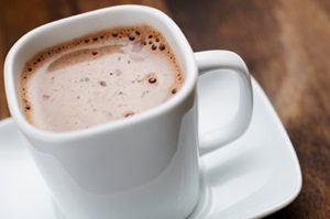 1. Une demi-tasse de chocolat chaud préparé avec du lait