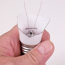 3. Dévisser une ampoule brisée