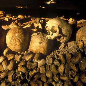 7. Les catacombes de Paris, Paris, France