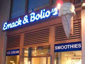 Manger une bonne crème glacée Emack and Bolio's avec les enfants