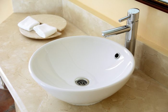 Installez de la quincaillerie moderne dans votre salle de bains rénovée si vous rénovez la salle de bain.