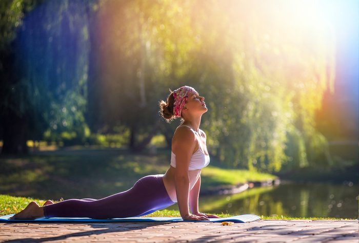 8. Un autre moyen d'éliminer les odeurs corporelles: le yoga