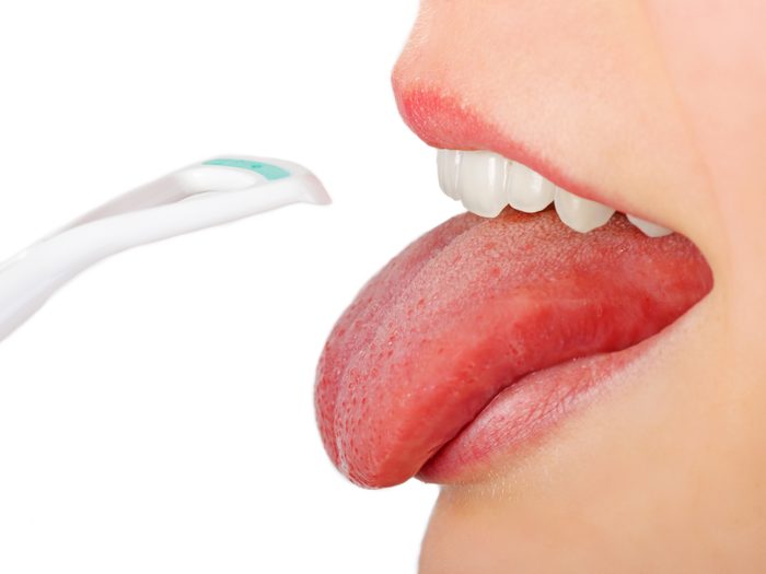 En plus de brosser vos dents, devez-vous gratter votre langue?