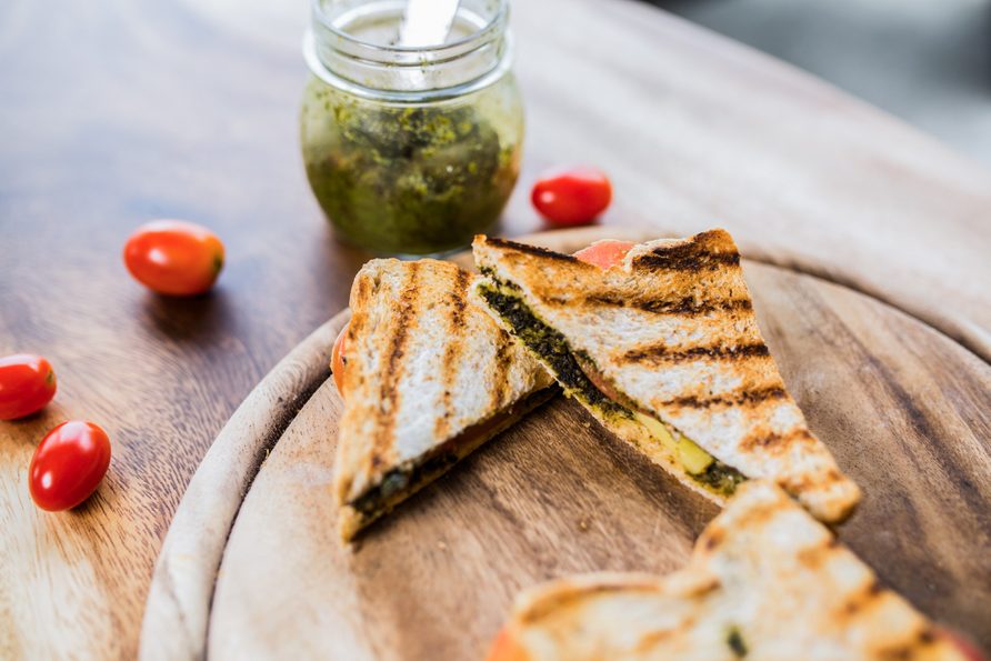 Idée pour votre boîtes à lunch : un sandwich aux tomates et pesto.