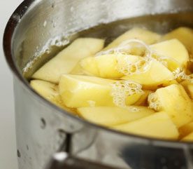 3. Faites d'abord cuire vos pommes de terre à l'eau