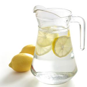 1. Buvez un verre d'eau citronnée pour commencer la journée