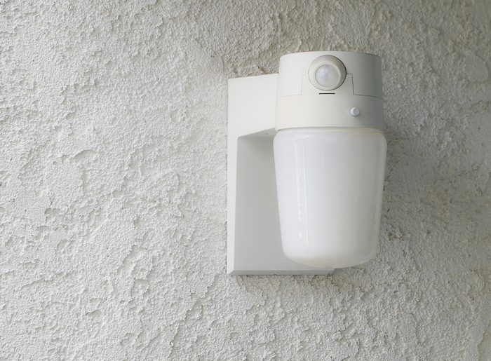 Opter pour un éclairage à détecteur de mouvement pour rénover la salle de bain.