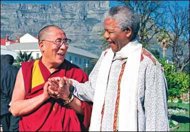 Moment de solidarité avec le dalaï lama dans les jardins présidentiels