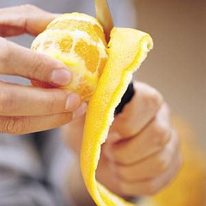1. Les odeurs du souper de la veille persistent dans votre cuisine? Faites mijoter des écorces d'orange.