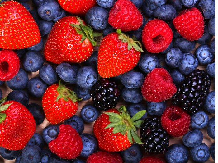 1. Bleuets, mûres, framboises et fraises 