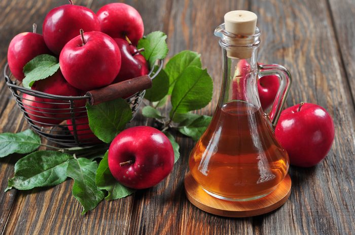 Remède naturel pour mau de ventre: du vinaigre de cidre de pommes pour apaiser l'indigestion, les crampes et les gaz.