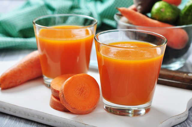 Un remde naturel  base de jus de carottes et de menthe pour soigner vos maux de ventre