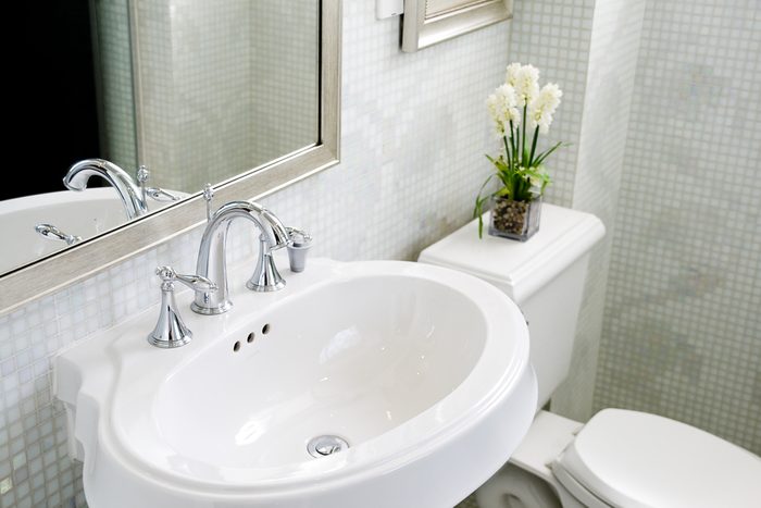 Investir dans de nouveaux robinets pour rénover sa salle de bain.