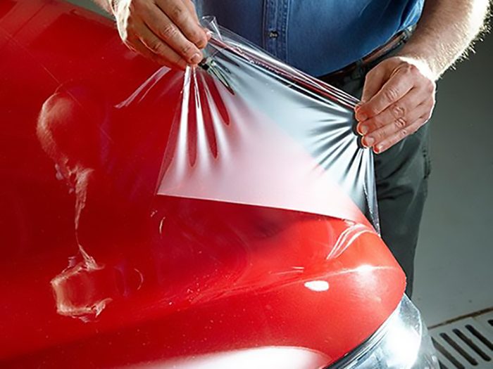 Découvrez comment appliquer une pellicule pour protéger la peinture de votre auto