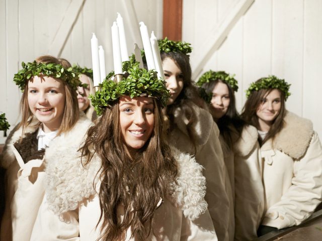 Un groupe de femmes avec des couronnes de feuilles sur la tte.