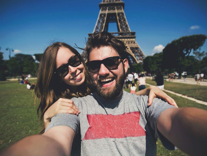 Le selfie romantique : la tour Eiffel, Paris