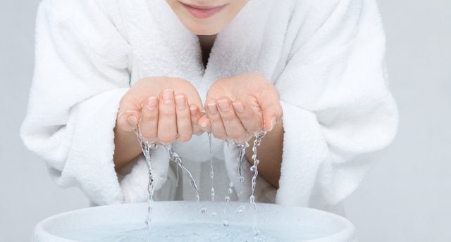 Une mauvaise habitude beaut: nettoyer son visage trop souvent ou avec un savon inadquat