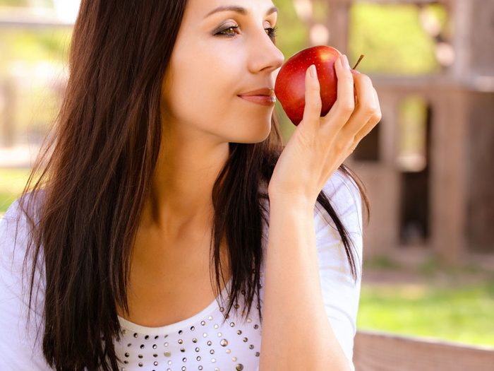 1. Reniflez une banane, une pomme ou de la menthe poivrée est un bon truc pour perdre du poids