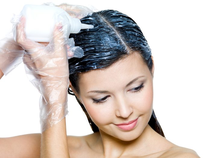 Évitez les produits à base d'ammoniac pour avoir de beaux cheveux