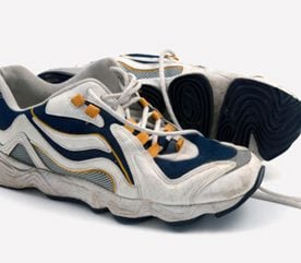 2. Des chaussures de sport usées 